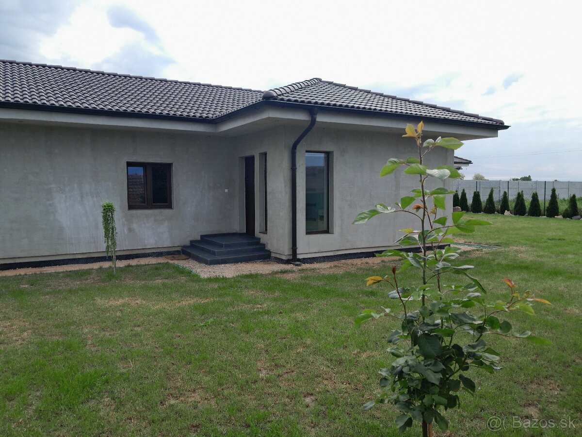 Predaj 3 izbový RD na pozemku 8árov Rastislavice Nové Zámky