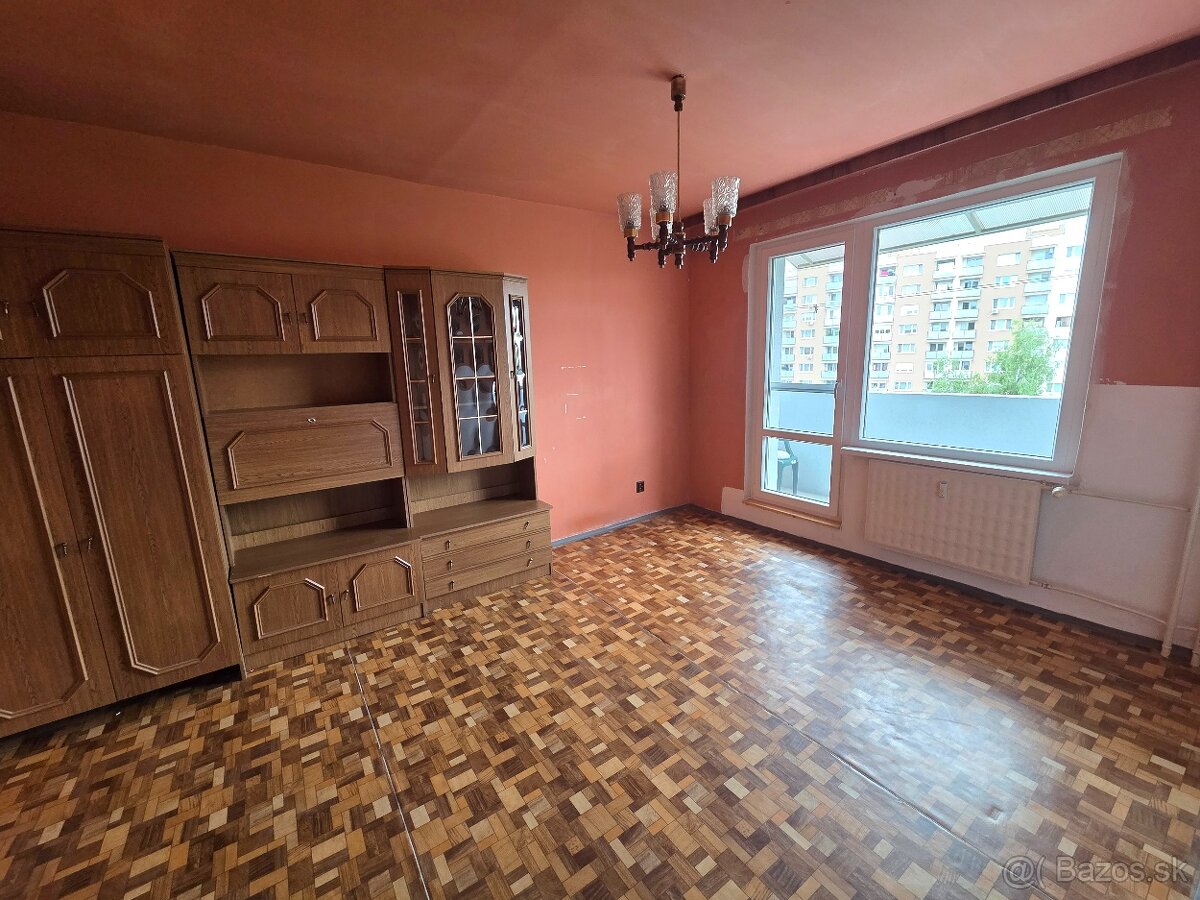 Predáme 1 -izbový byt s balkónom v Štúrove.