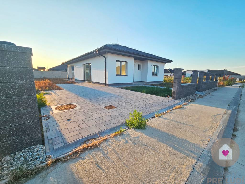 NÍZKOENERGETICKÝ BUNGALOV- 108m2 + krytá terasa 12m2, POZEMO