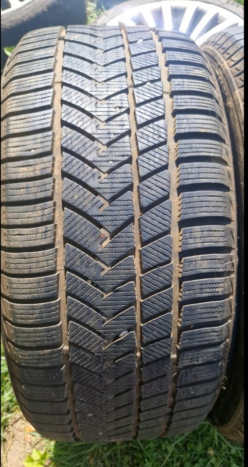 255/40 r19