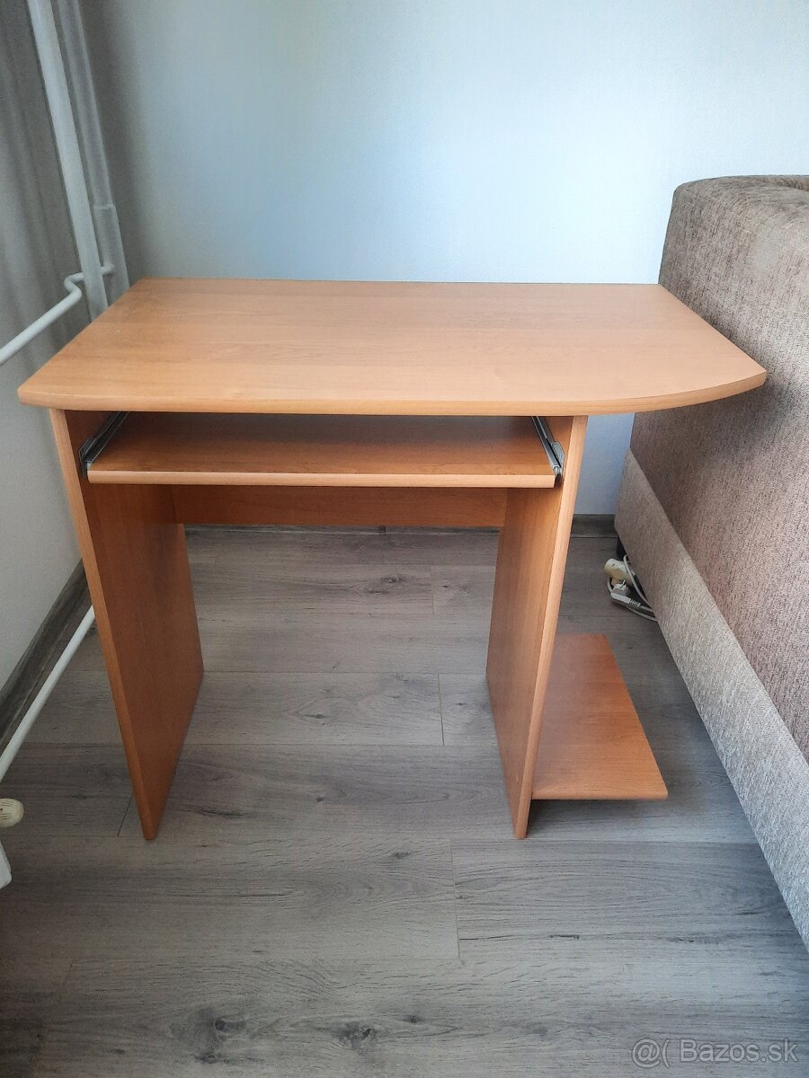Stolík pod PC