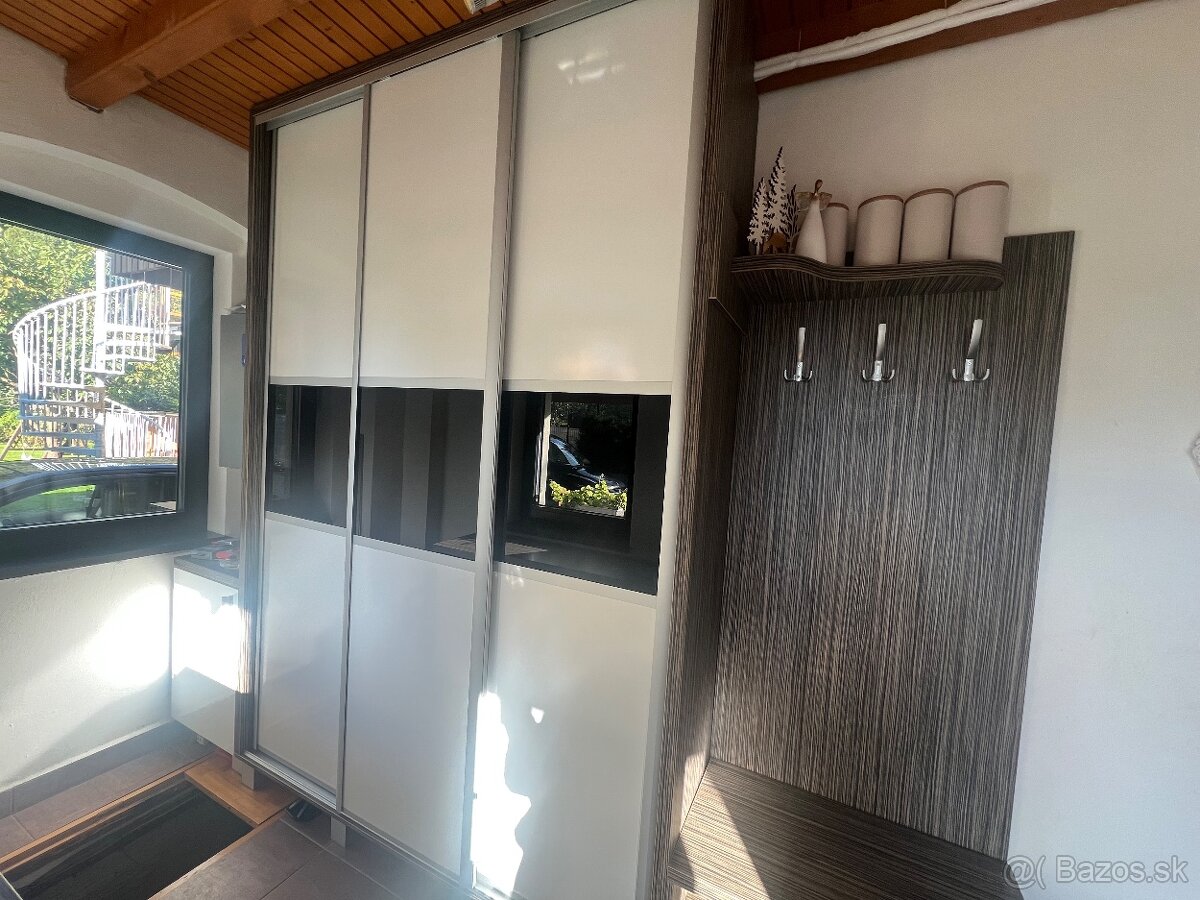 Šatníková skriňa+botník+komoda