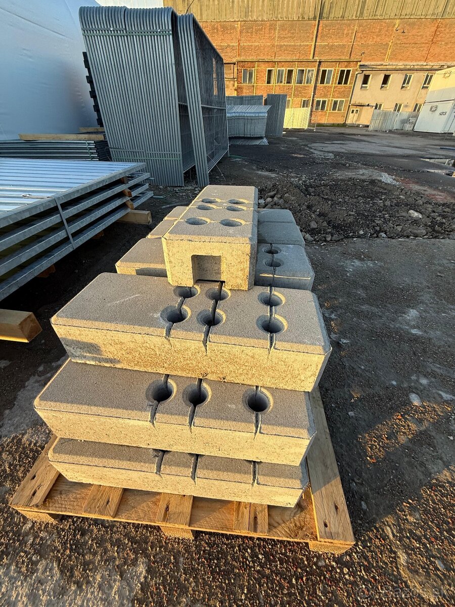 betónový podstavec 32 kg určený pre mobilné ploty