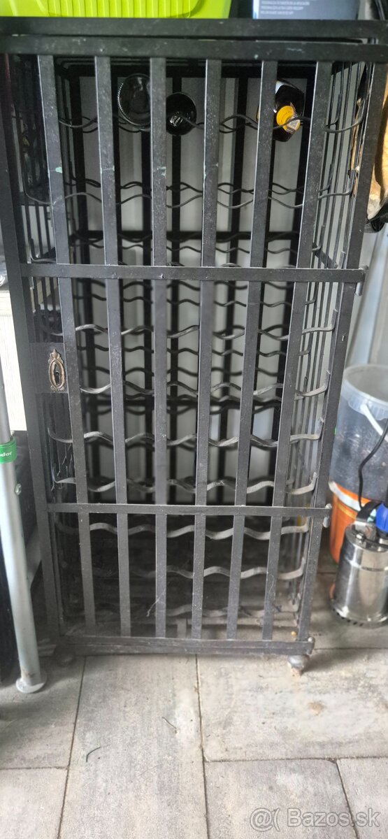 Predám stojan na víno vinotéka-100ks fliaš.