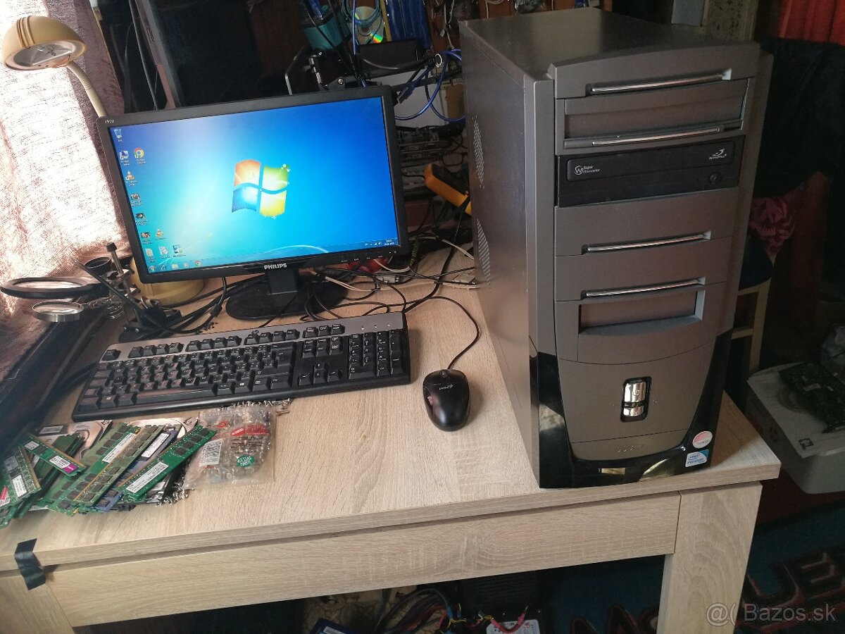 PC Intel Pentium DualCore. 4 GB. Windows 7.
