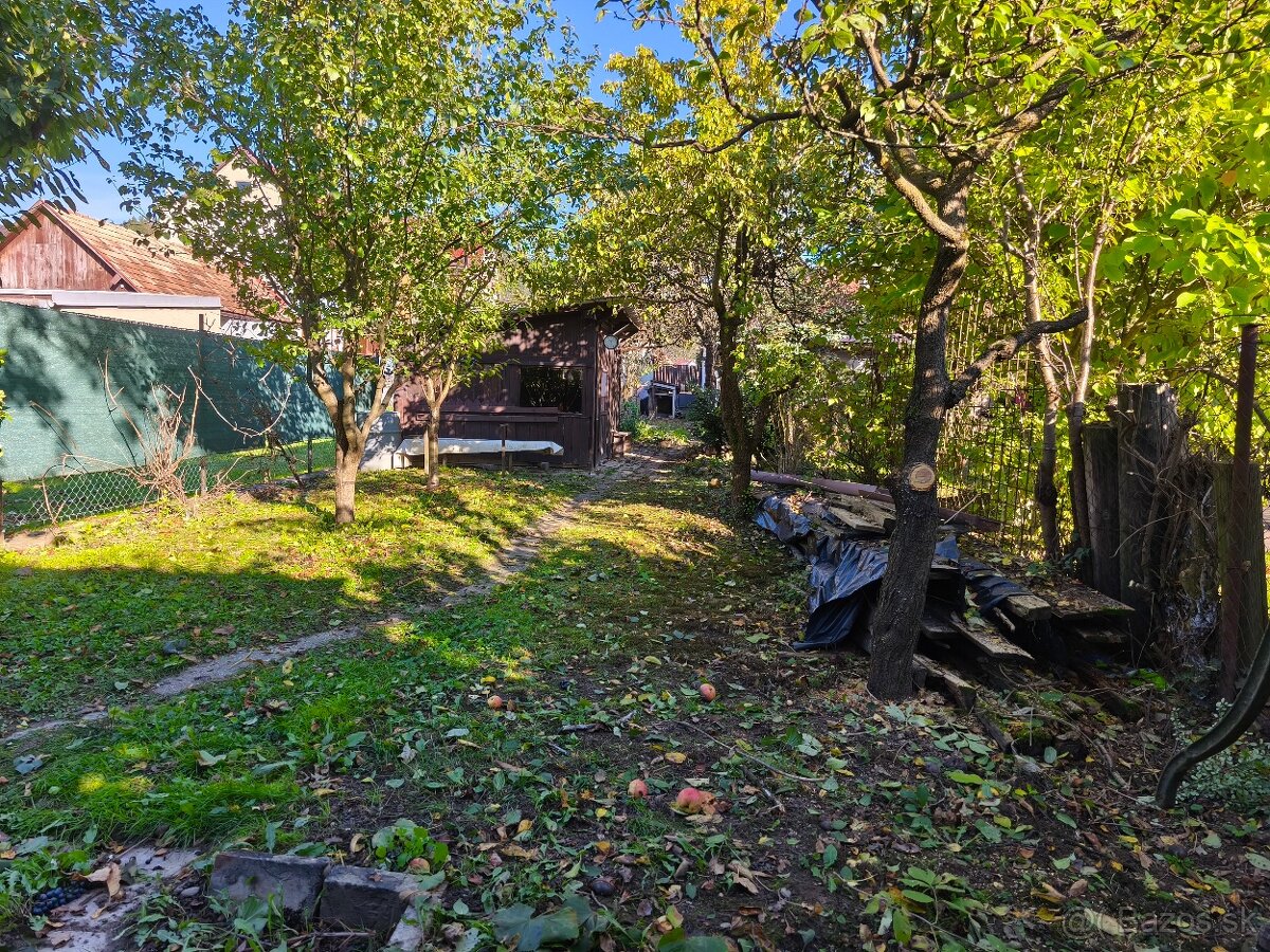 Pozemok s chatou a garážou