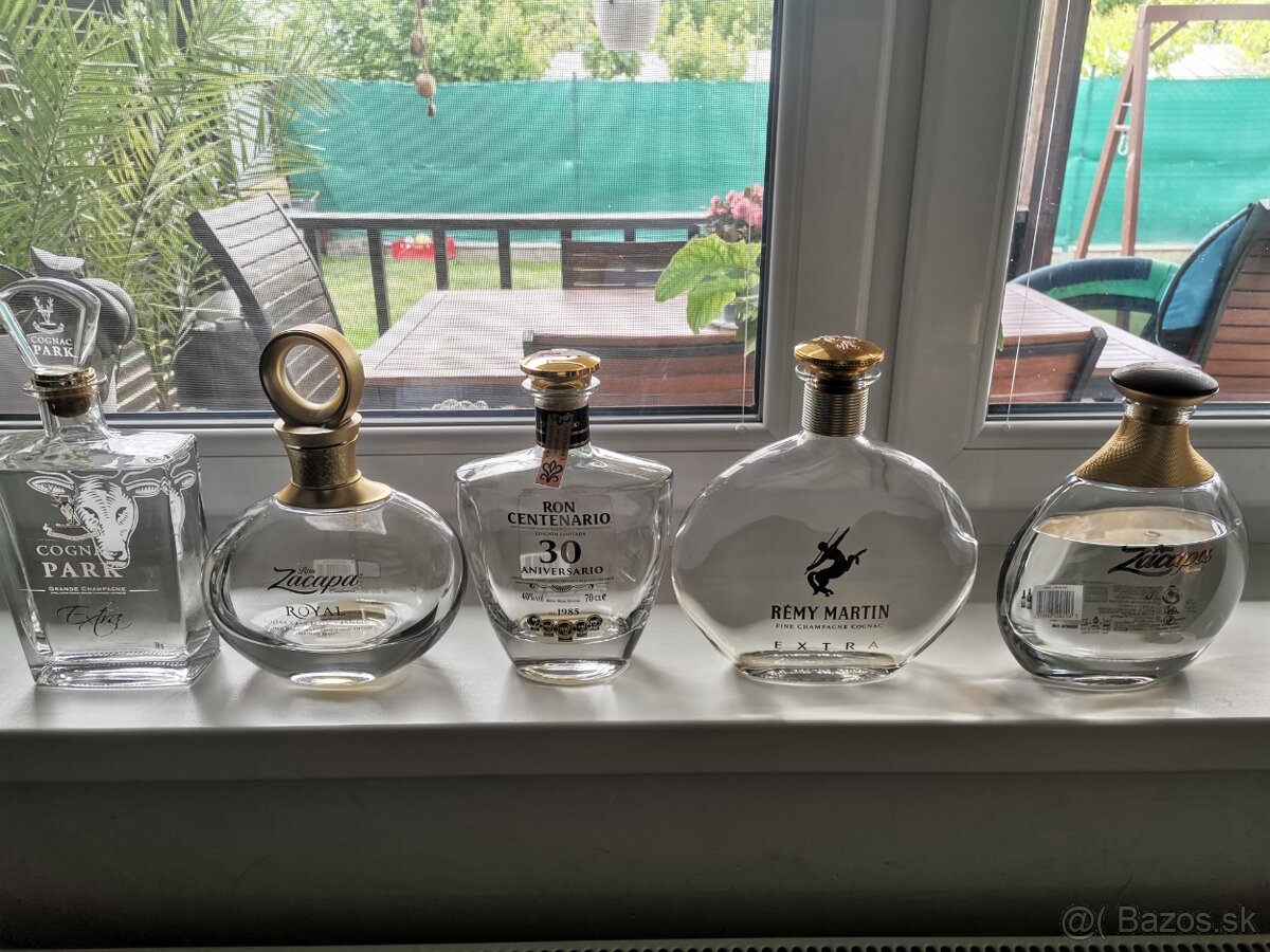 Prázdne fľaše s rumov a cognacov
