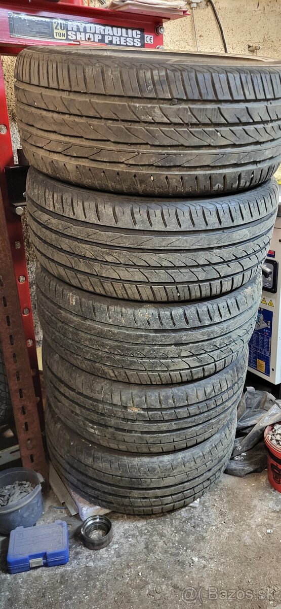 245/45 R18