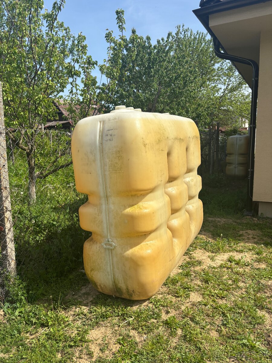 Nádrž na vodu plastová