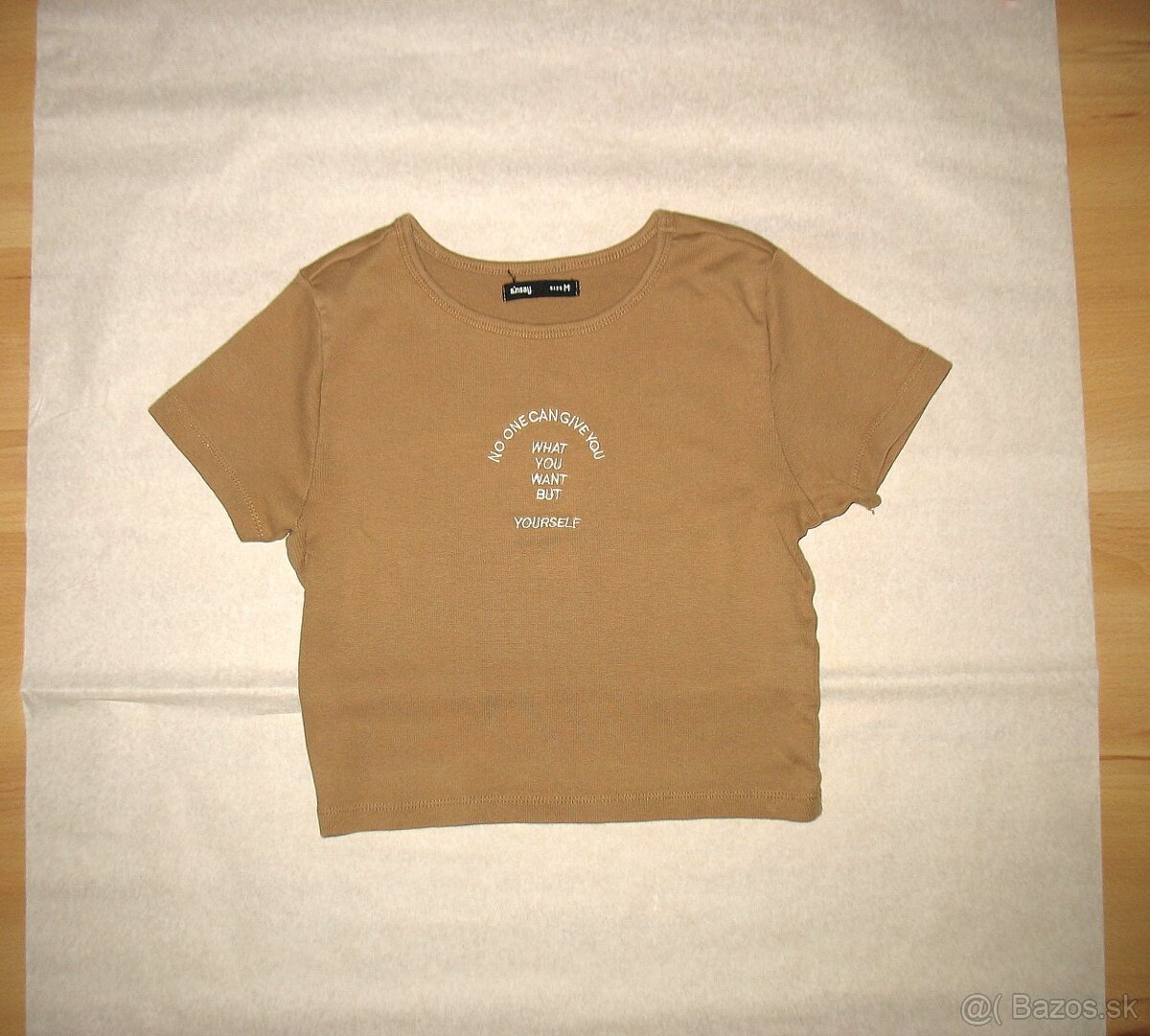 Hnedé crop top tričko s citátom.