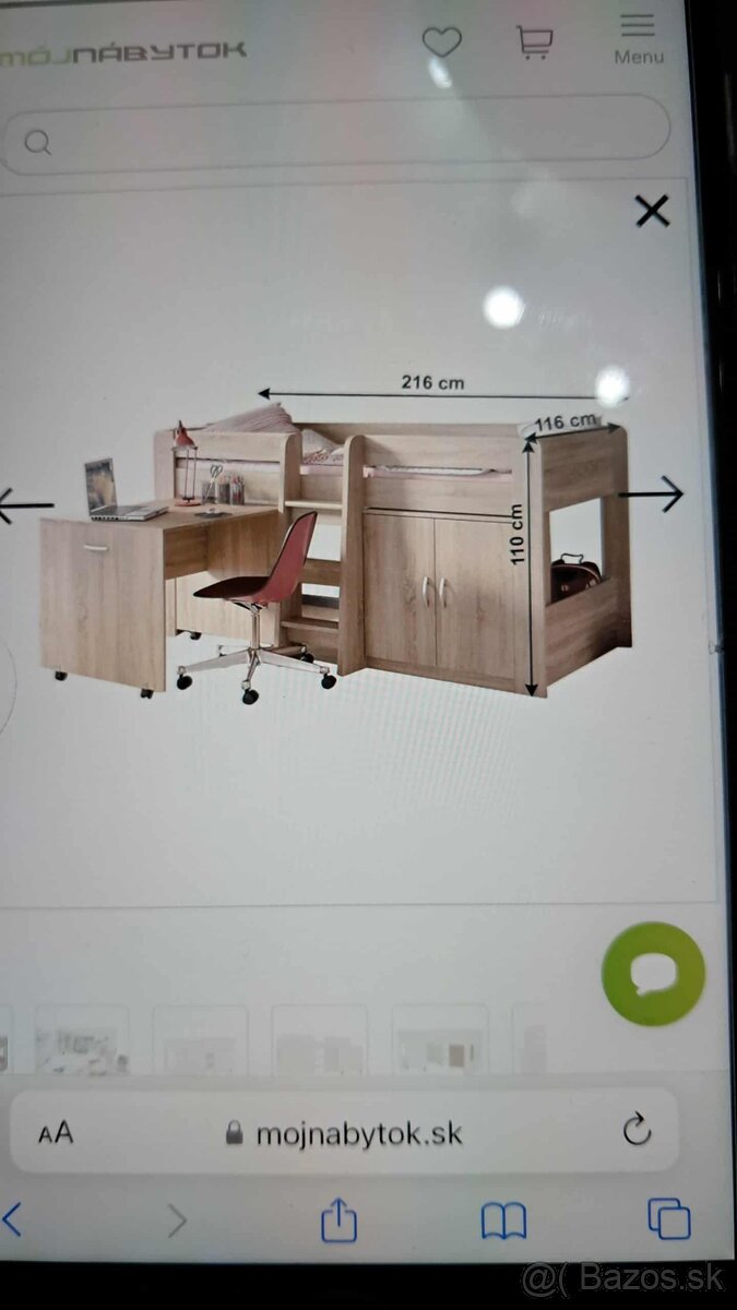 Detská vyvýšená posteľ so stolom a skrinkou.