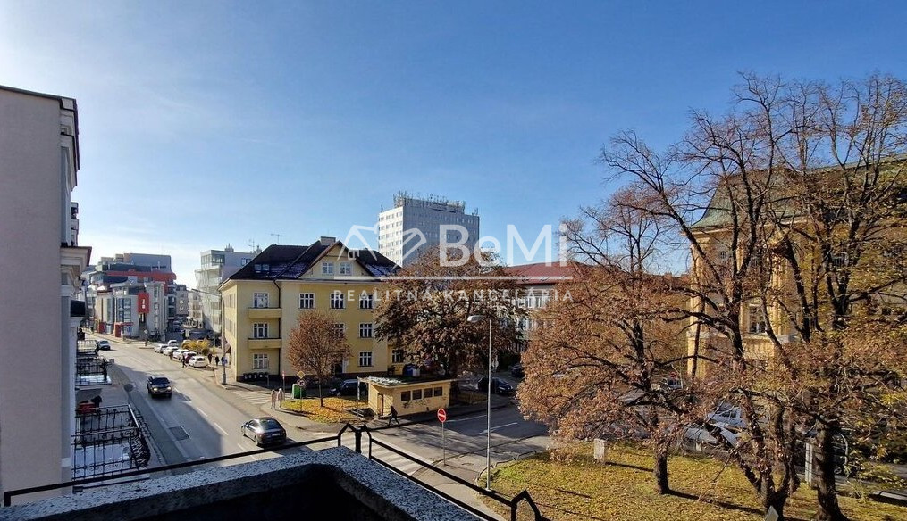 Polyfunkčná budova s veľkým využitím a parkovaním Centrum Tr