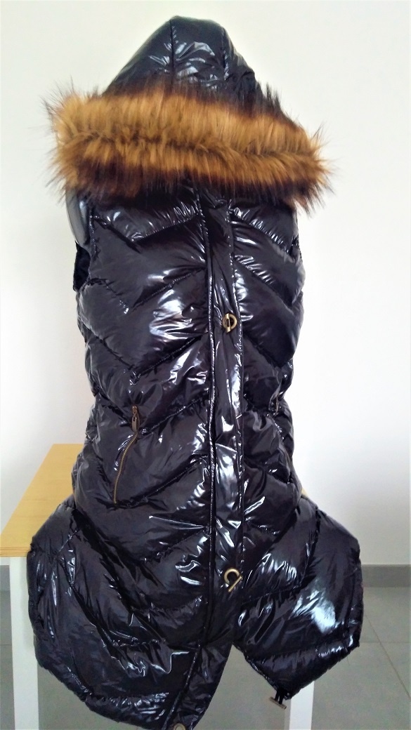 Stylova damska dlha zateplena vesta v metalickej ciernej