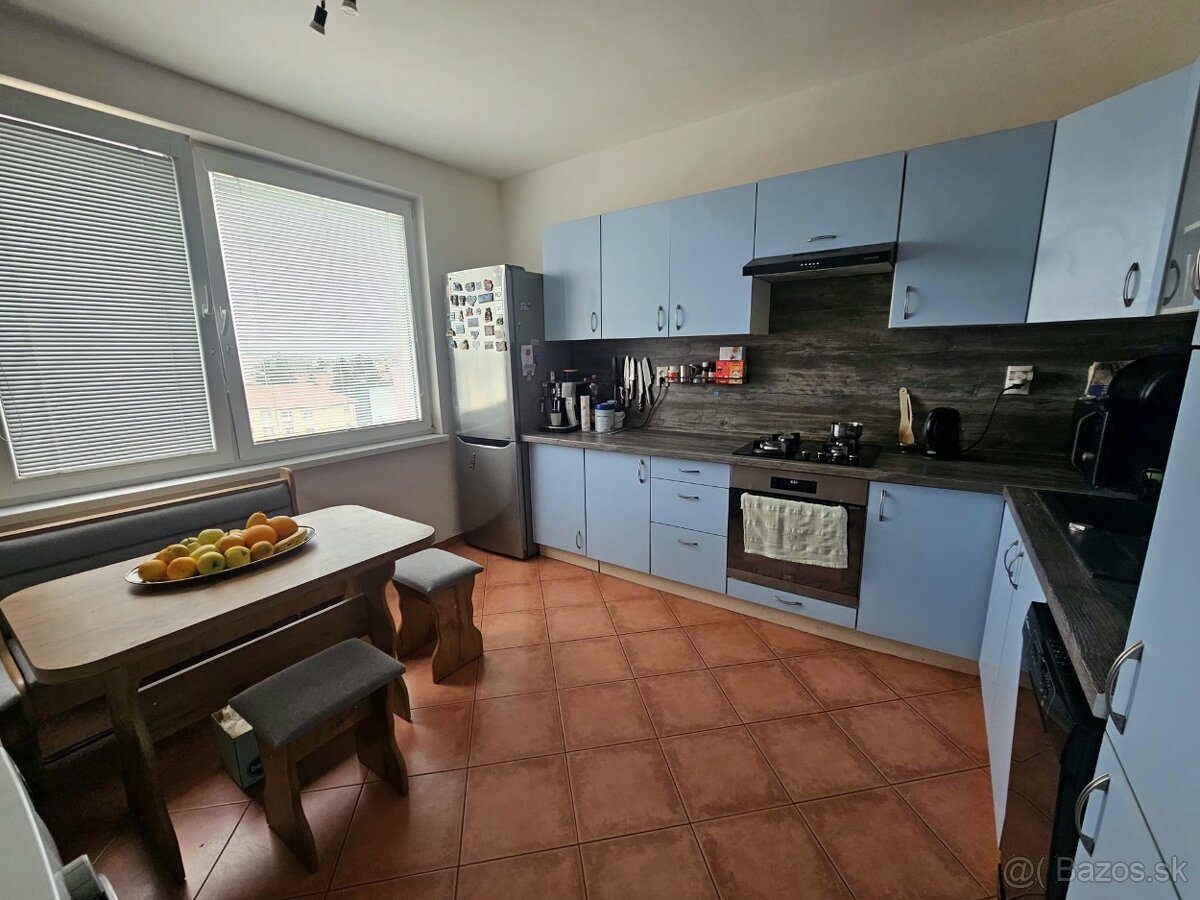 3 i zariadený byt s parkovacím státím, BONUSOM v Seredi