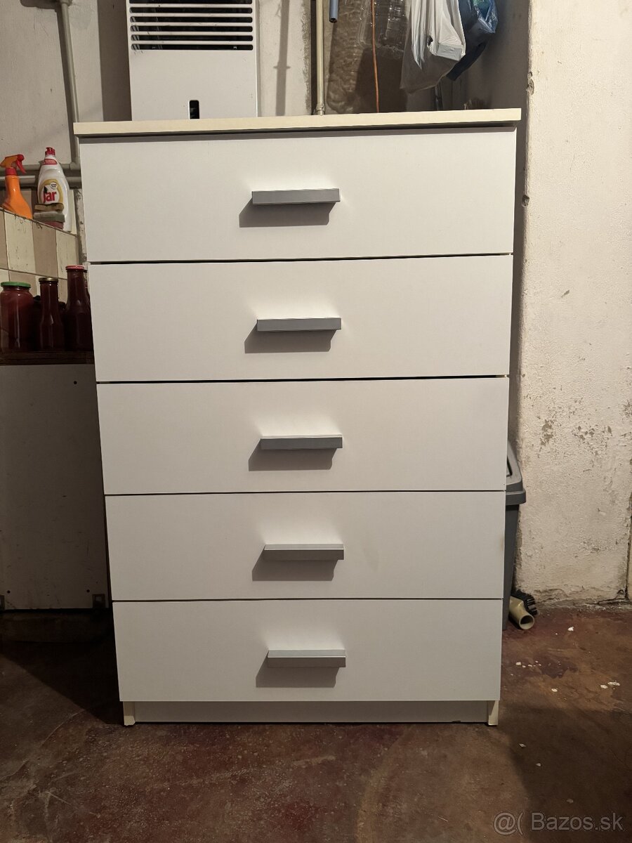 Biela skrinka so zásuvkami