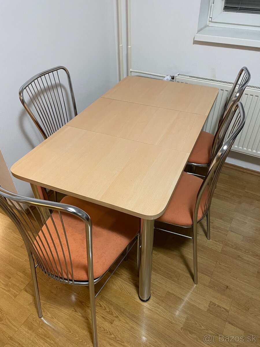 Jedálenský stôl a stoličky