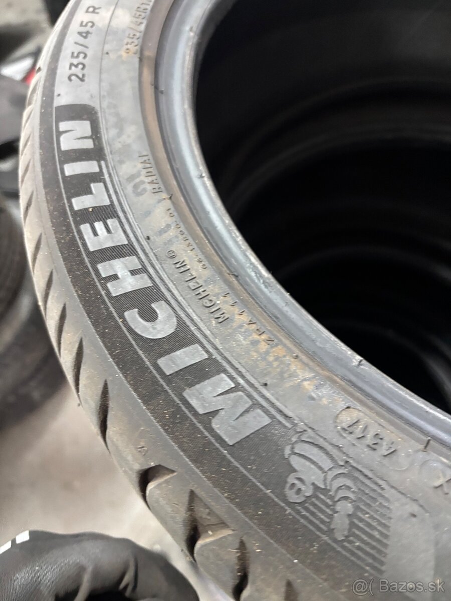 Michelin 235/45 R17