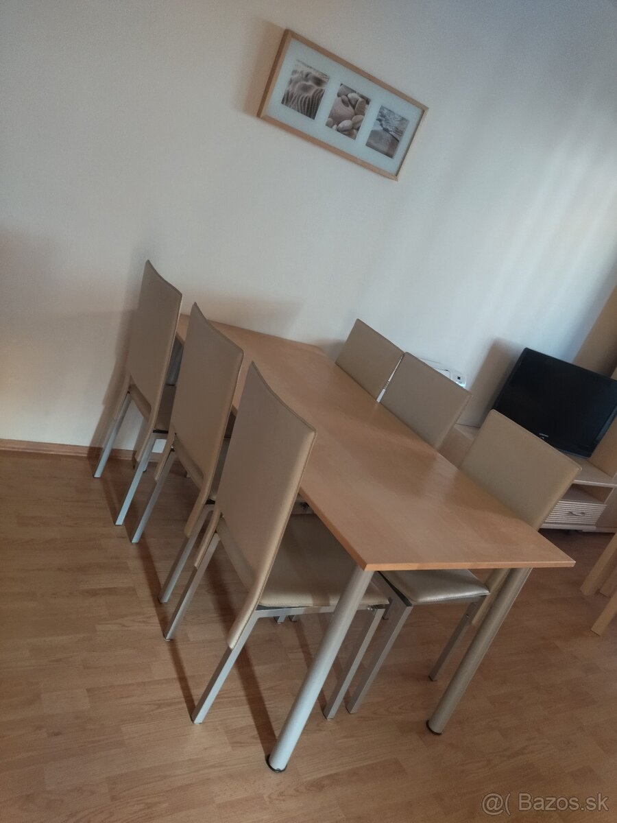 Jedálenský stôl so stoličkami