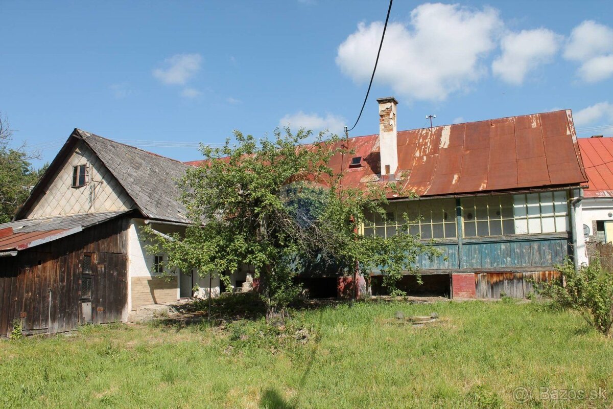 Starší dom na rekonštrukciu s veľkým pozemkom v Banskej Štia