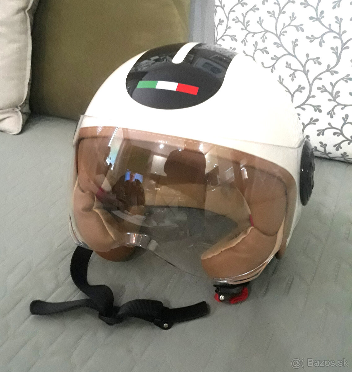 Predám peknú, štýlovú dámsku motocyklovú prilbu "M"