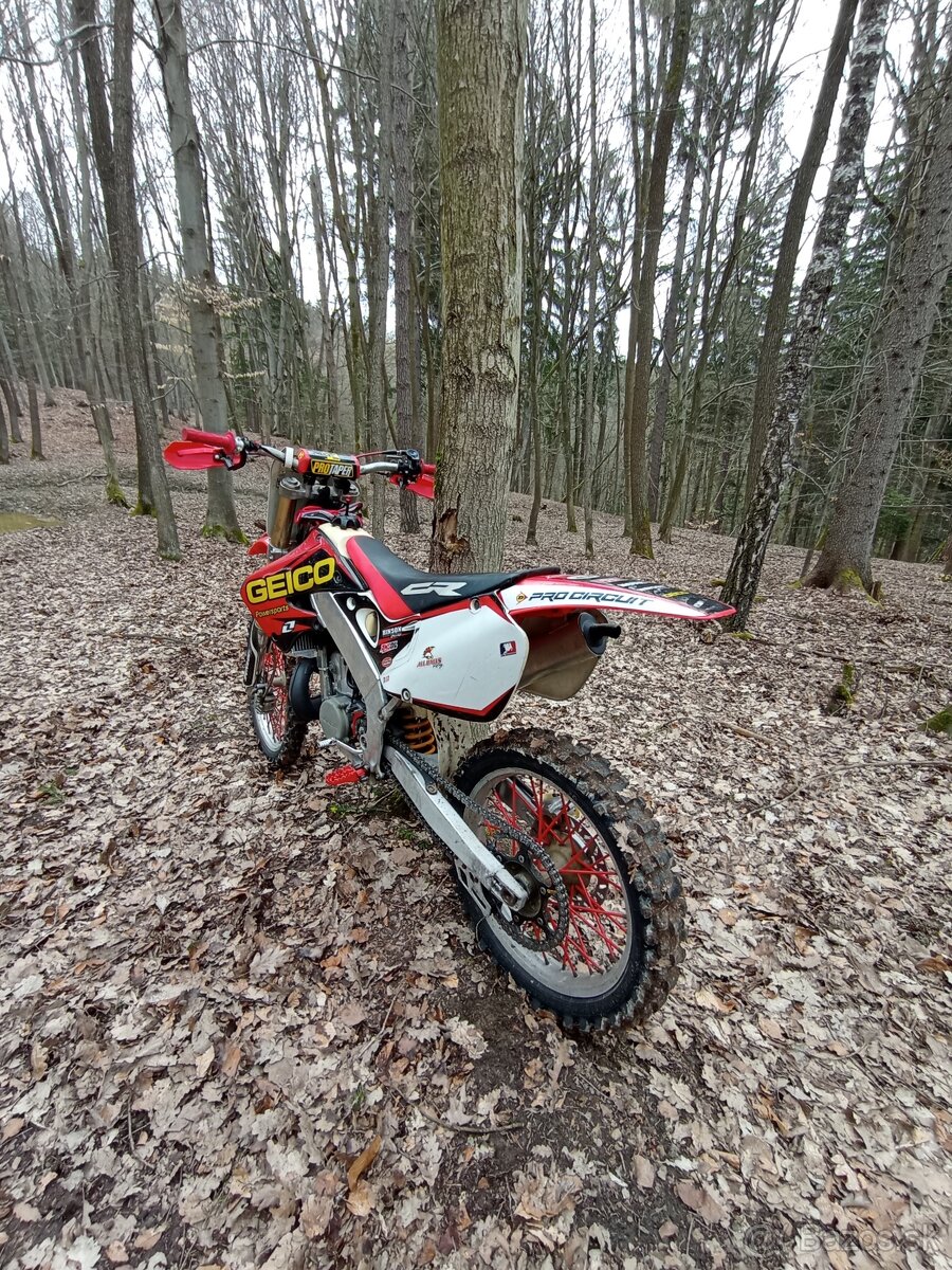 Predám Honda CR 250 v top stave 14mth žiadne vôle nič motork