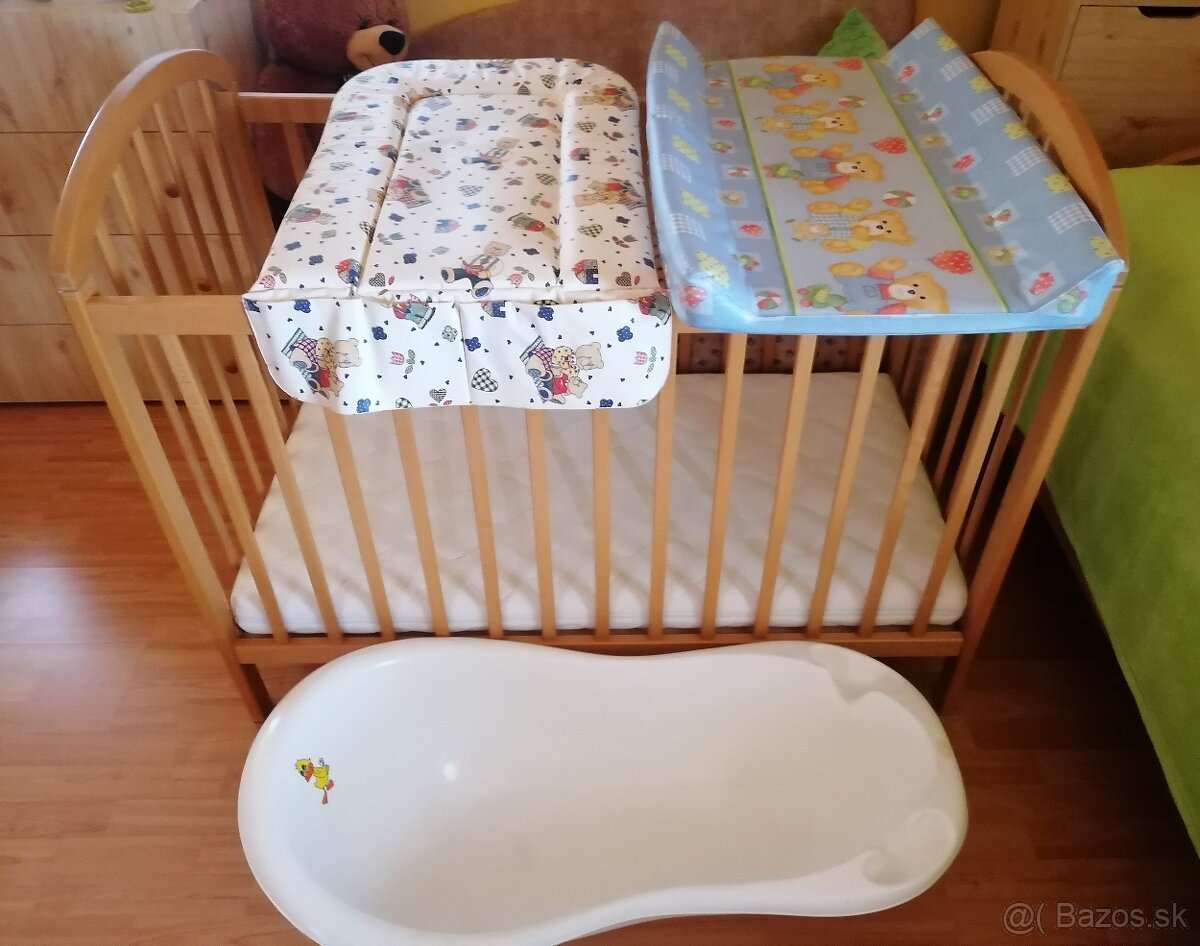 Detská postieľka, matrac, vanička, prebaľovacie pulty, nosič