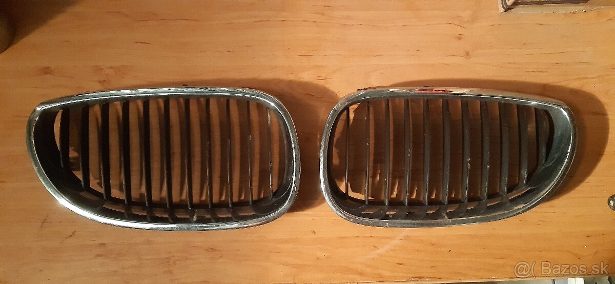 Predné mriežky, ľadvinky BMW e60, 2003