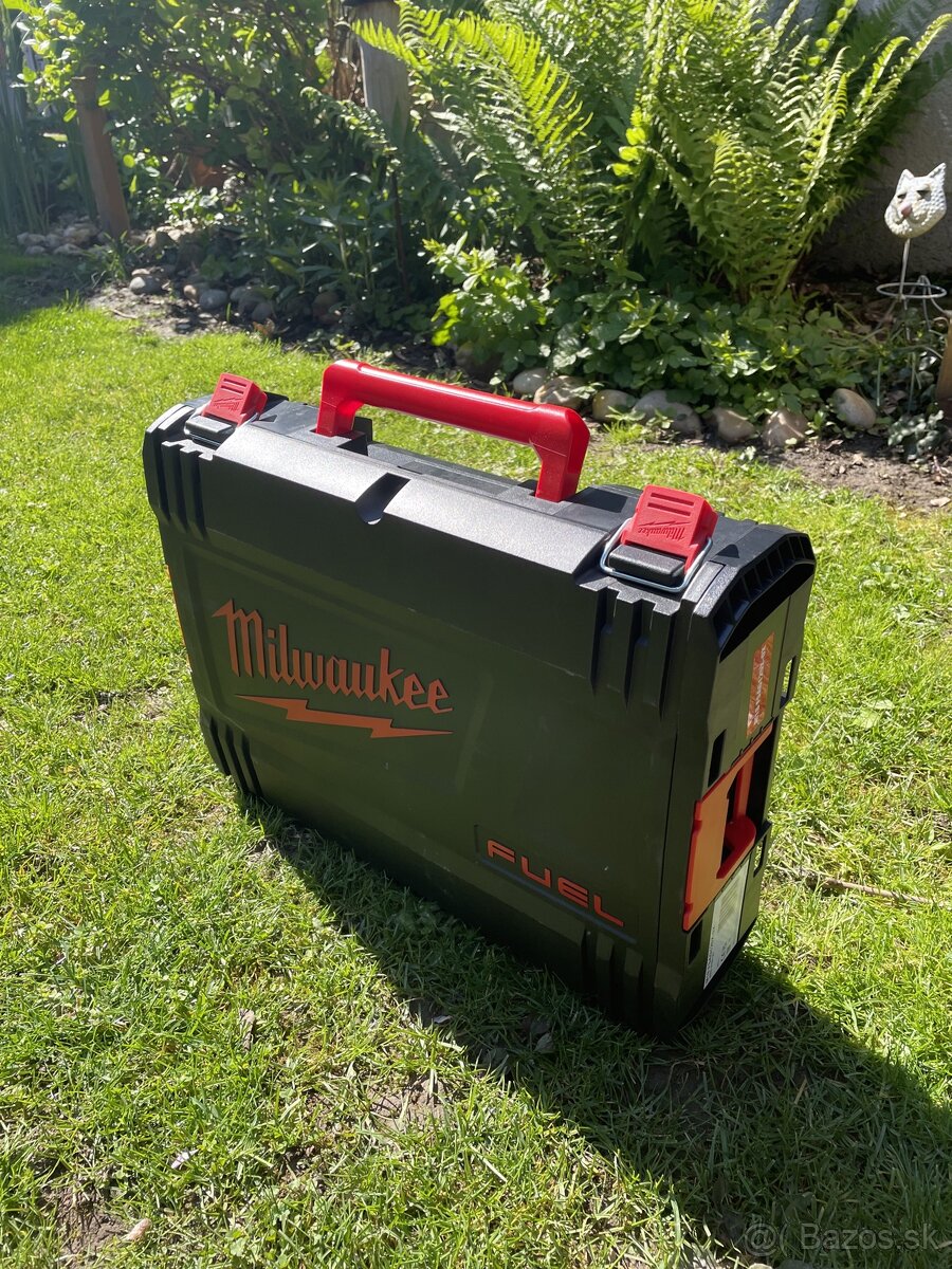 Milwaukee kufrík