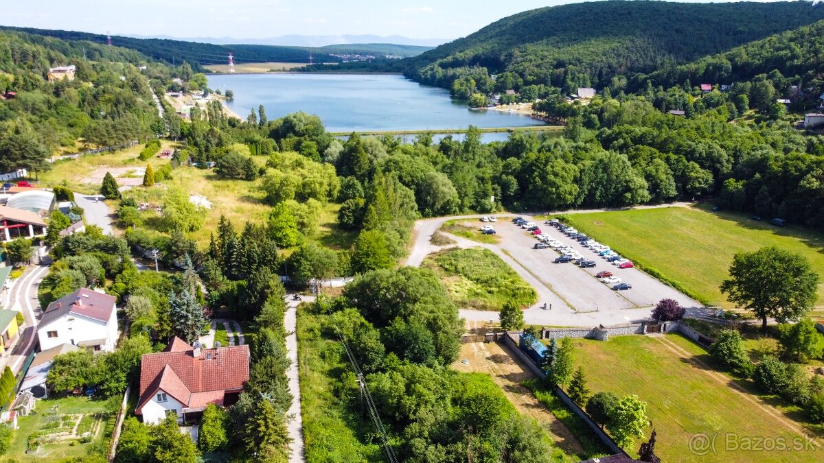 RD S GARÁŽOU, VEĽKÝM ALTÁNKOM A BAZÉNON, BUKOVEC