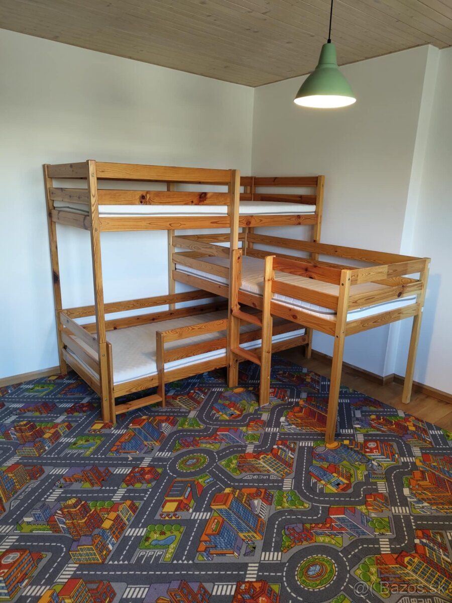 Trojposchodová posteľ