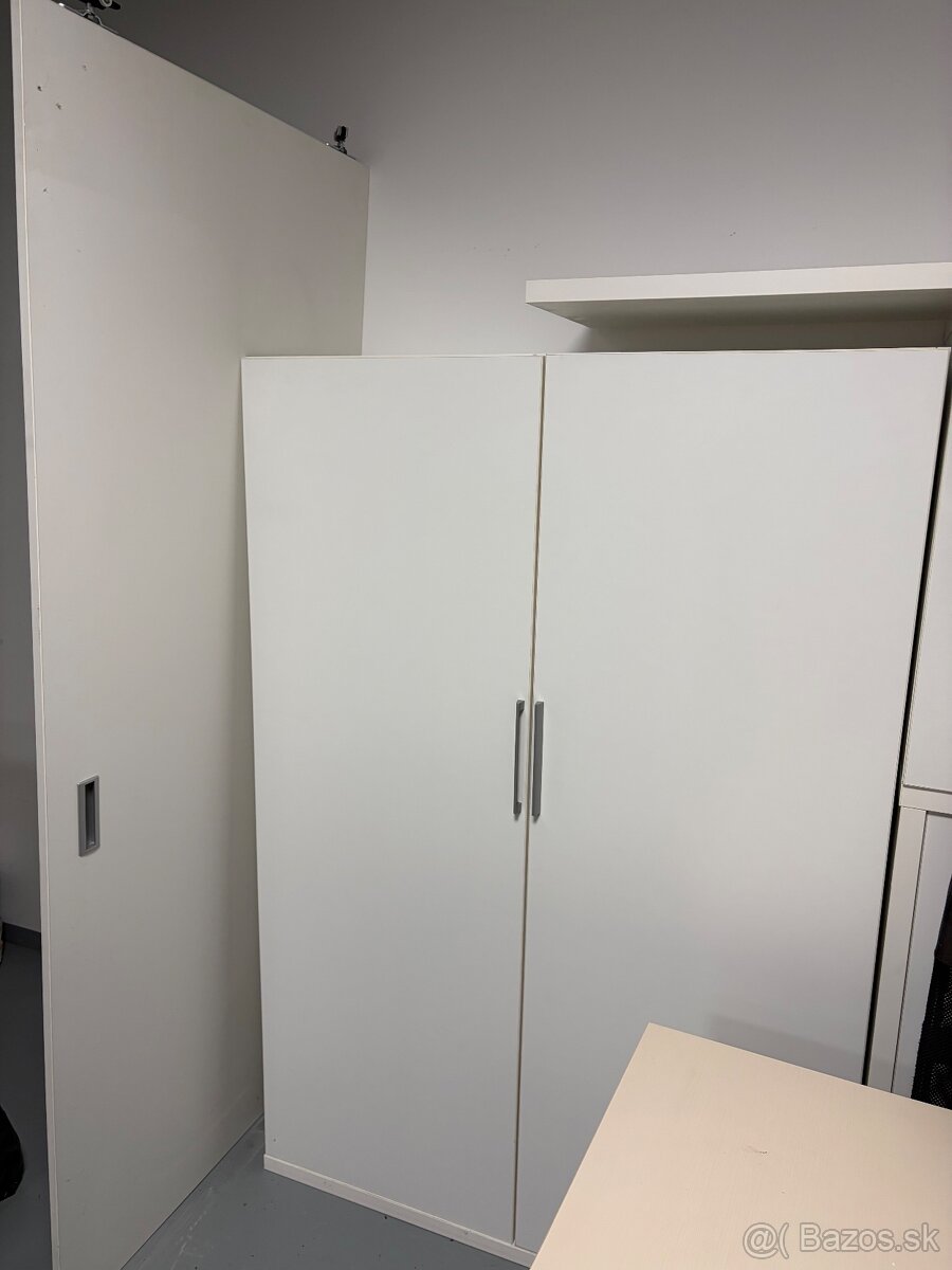 Predám kvalitný kancelársky nábytok vyrobený na mieru: