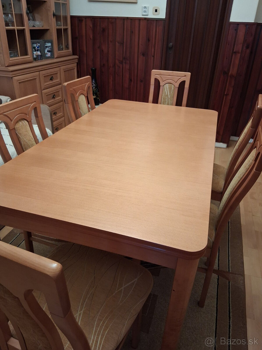 Veľký rozkladací stôl so štyrmi stoličkami