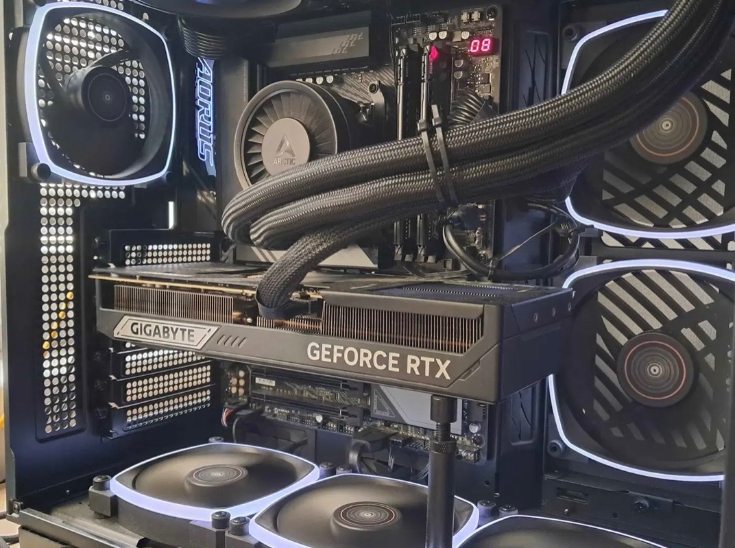 GIGABYTE GeForce RTX 5080 WINDFORCE OC SFF 16G