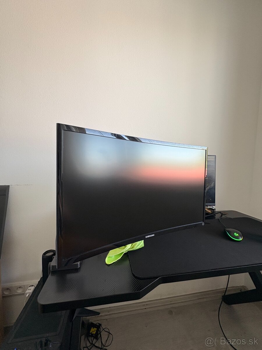 Predám monitor Samsung C24F390FHR – 24" zakrivený