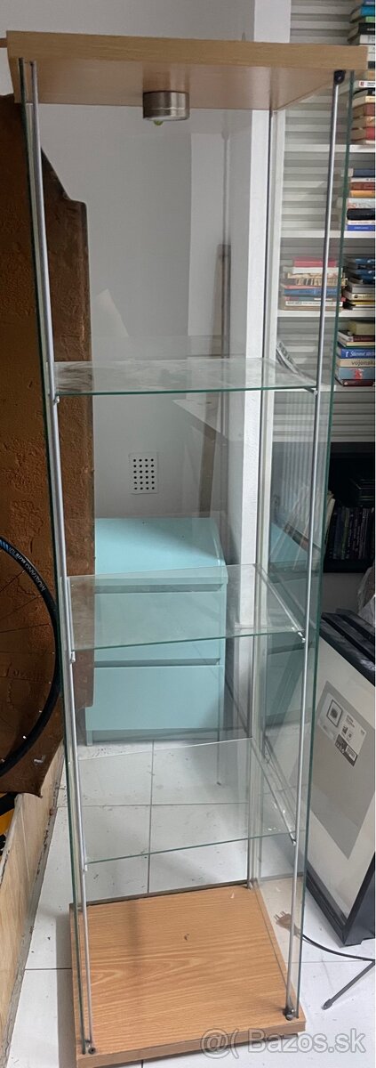 Ikea sklenena vitrina
