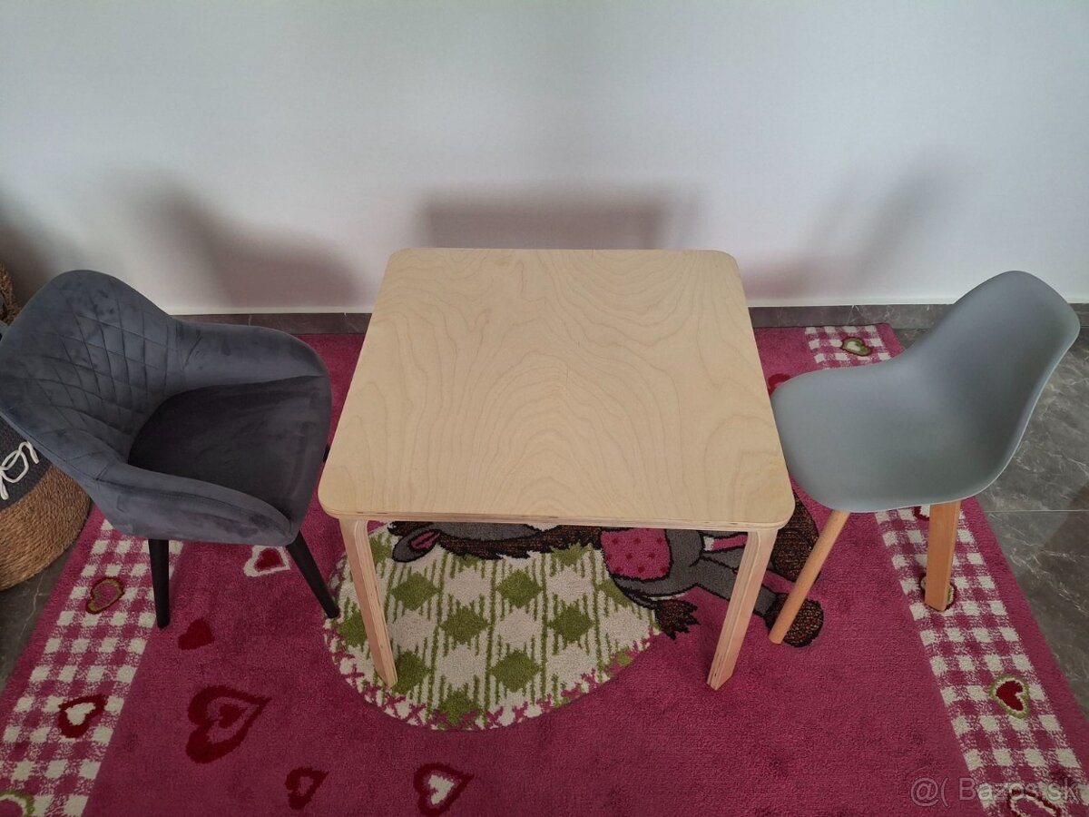 Predam detsky stolik stoličku a pohodlné kreslo mobelix