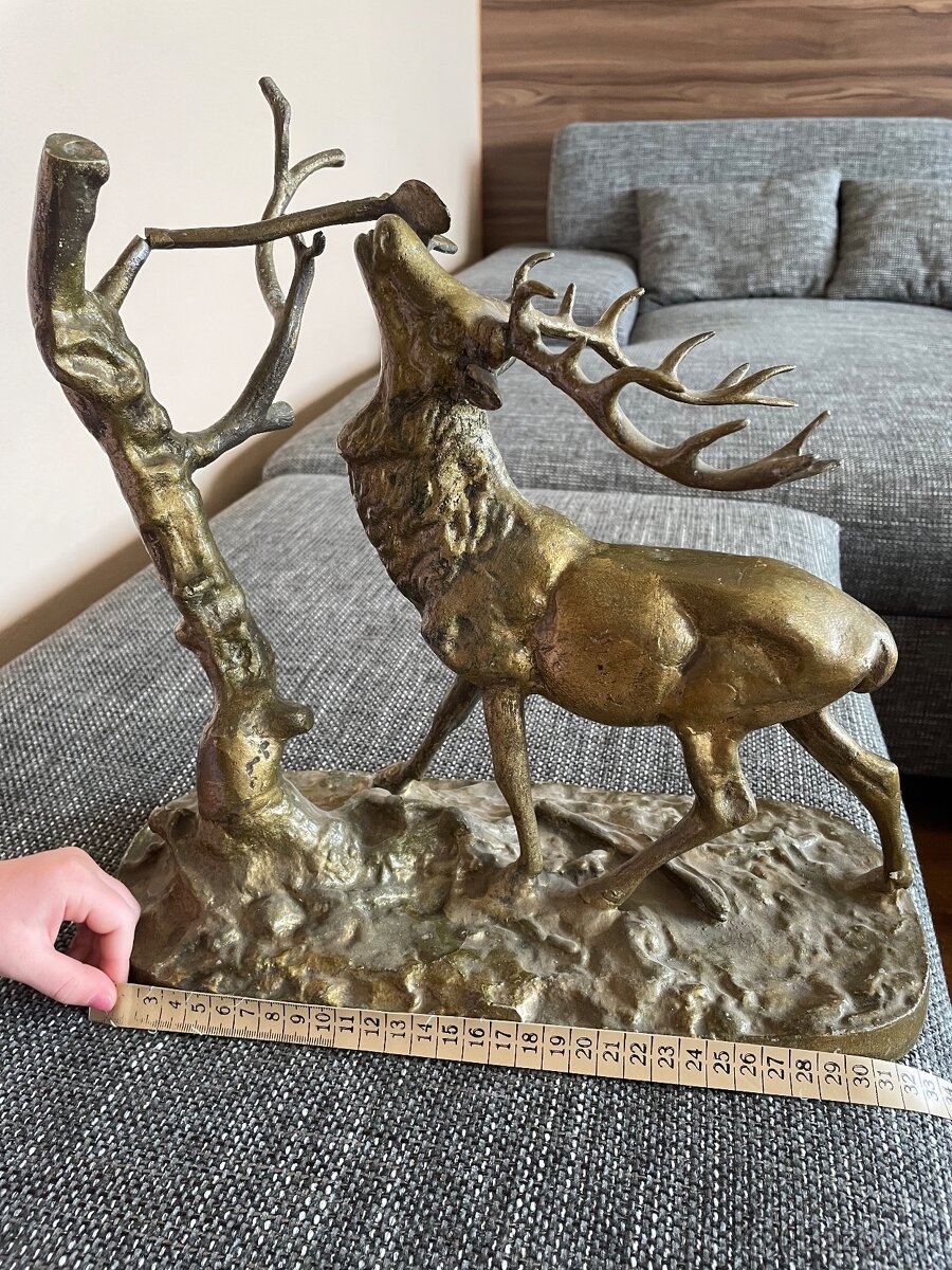 soška jeleňa socha jeleňa poľovnícky motív poľovnícka izba