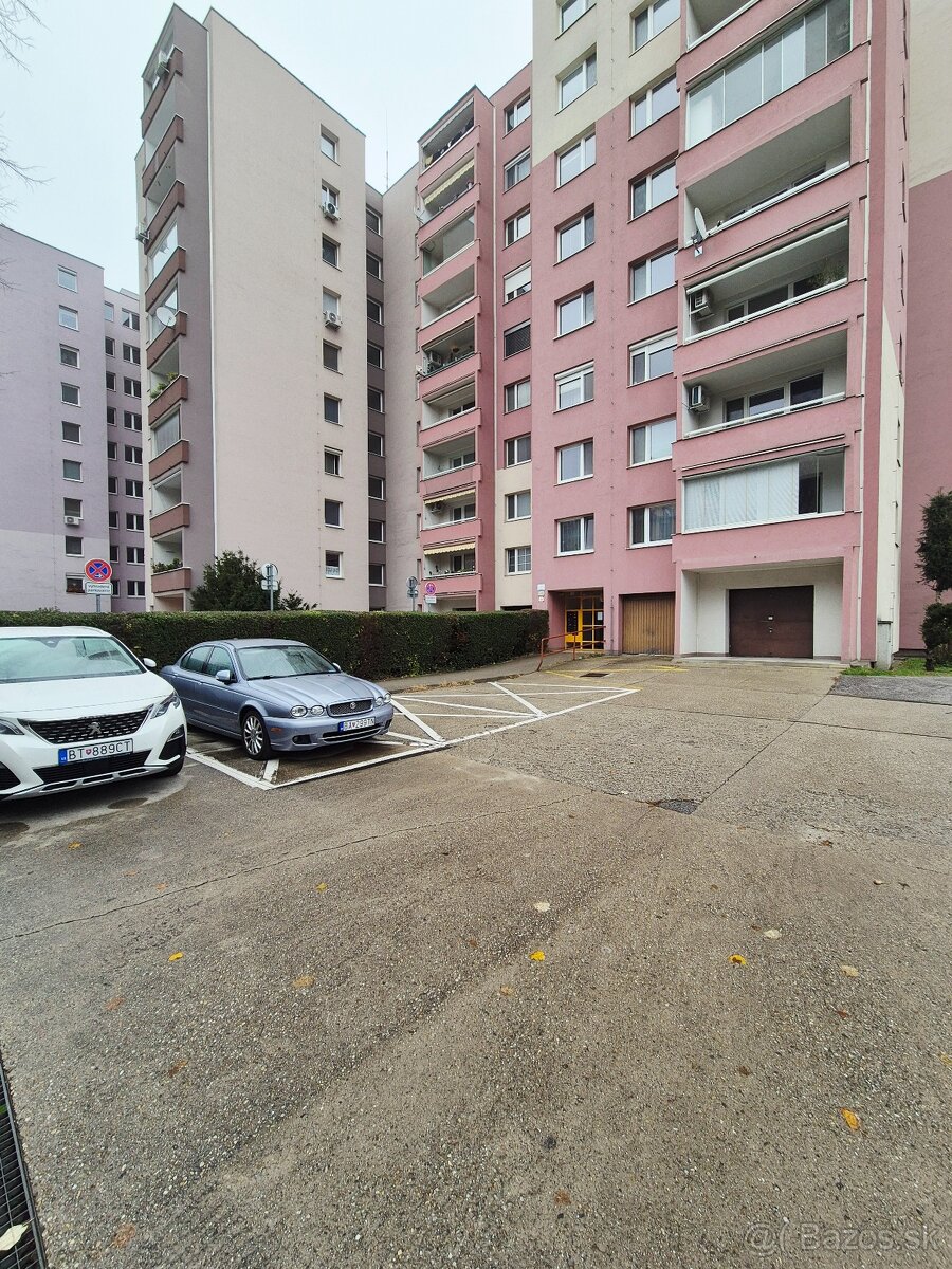 BEZ PROVÍZIE- 3 izb.byt pri OC Centrál a zimného štadióna O.