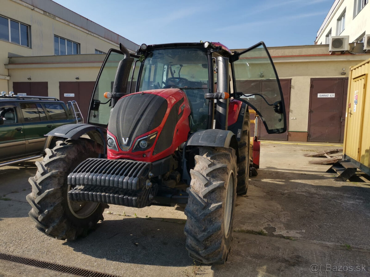 Vodič traktora s lesnou frézou