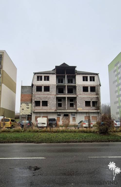 PREDAJ: Hrubá stavba bytového domu v srdci Hlohovca