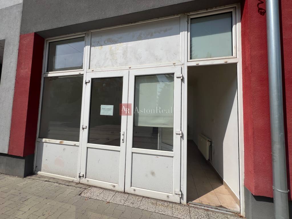 Na predaj obchodný priestor 38m2 v centre mesta Púchov- 1. m