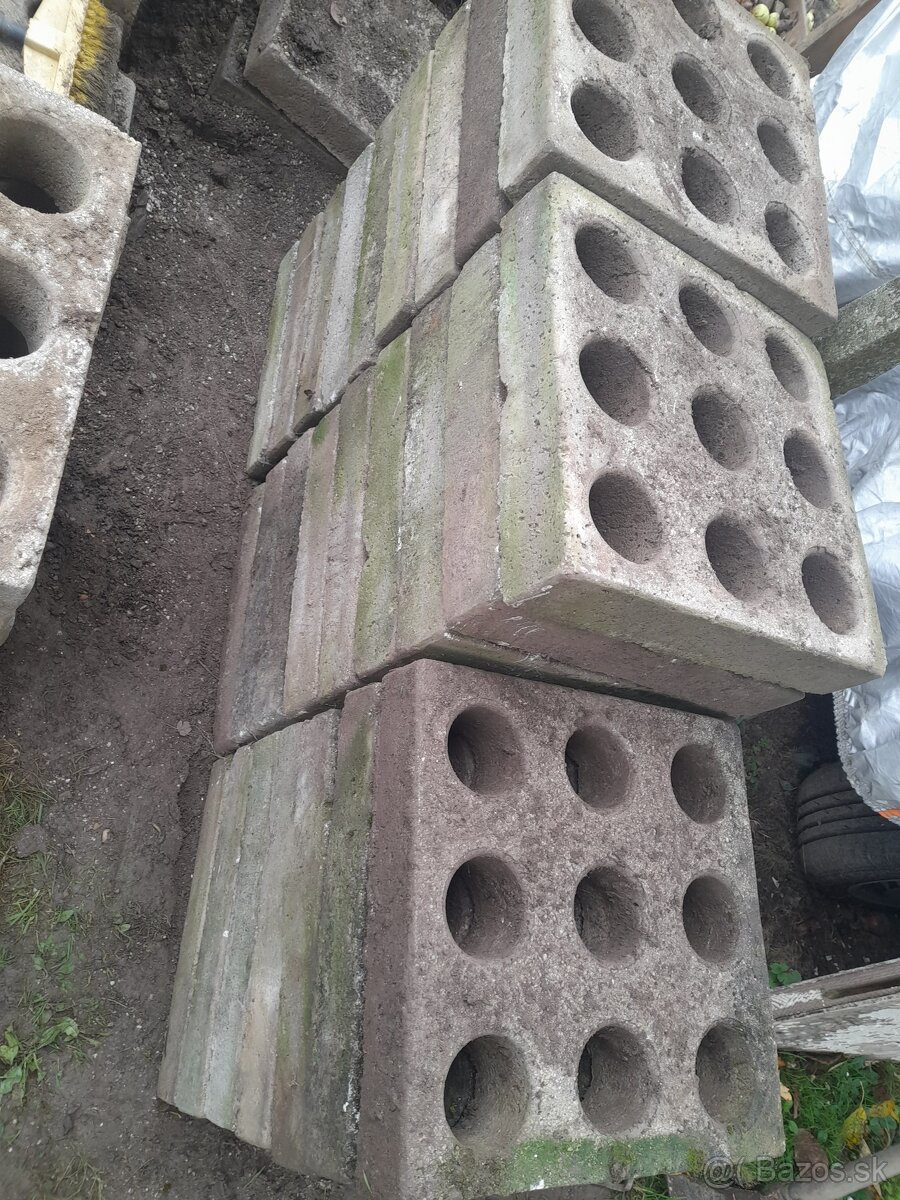 ZATRAVNOVAČKY  kus 2.50e