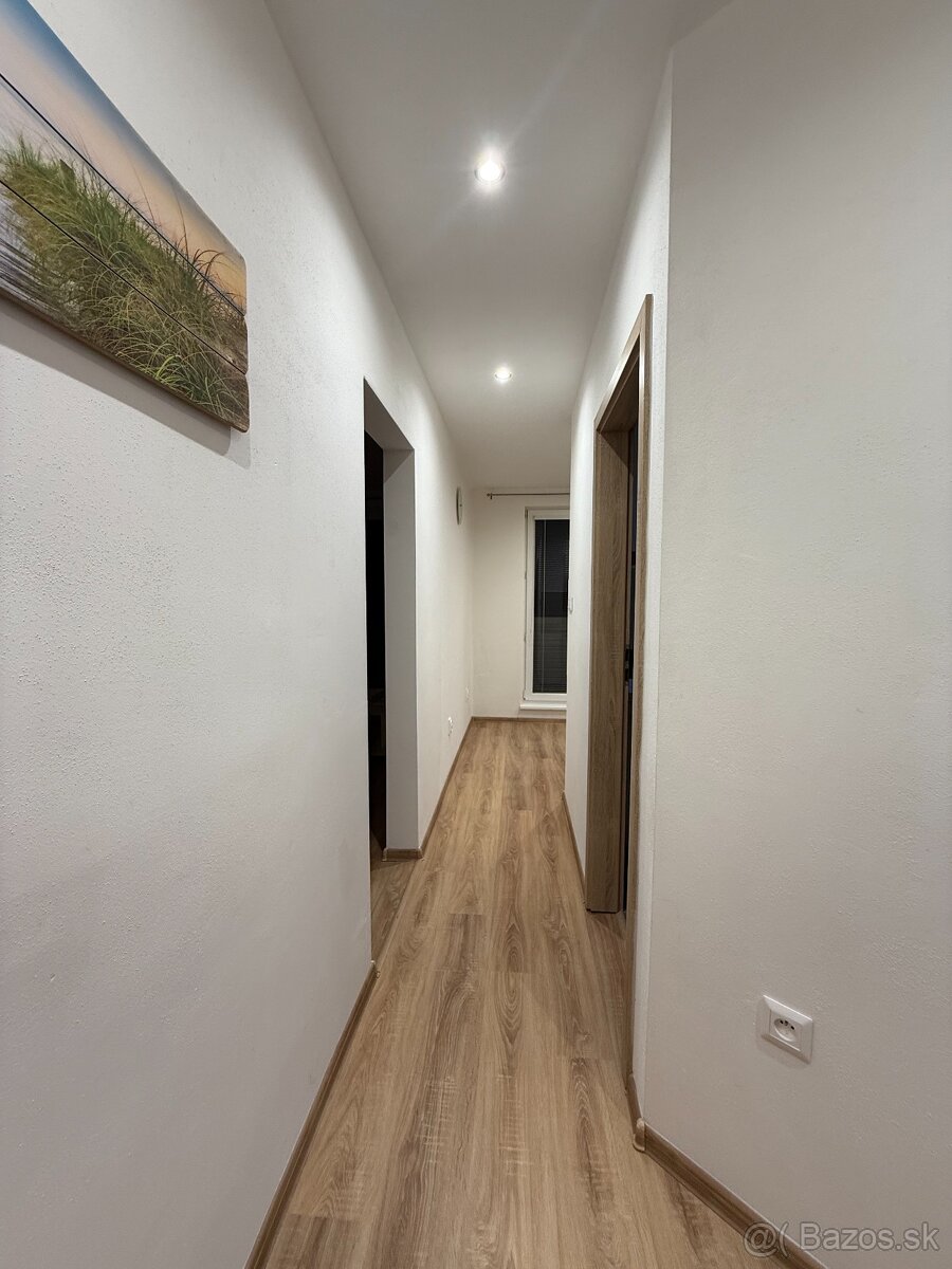 Na prenájom 1-izbový byt s dvoma balkónmi v centre Ružomberk