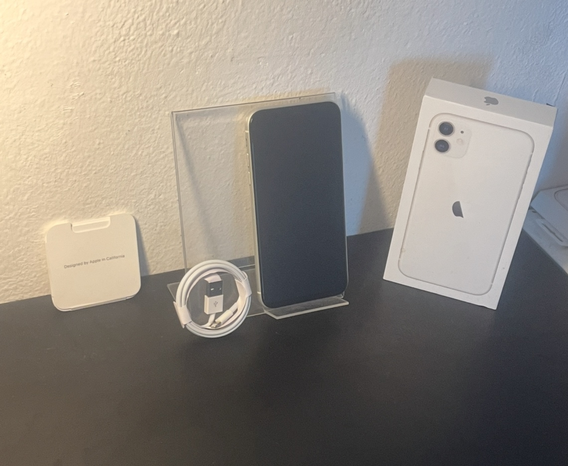 Predám Apple iPhone 11 64GB Silver Minimálne známky