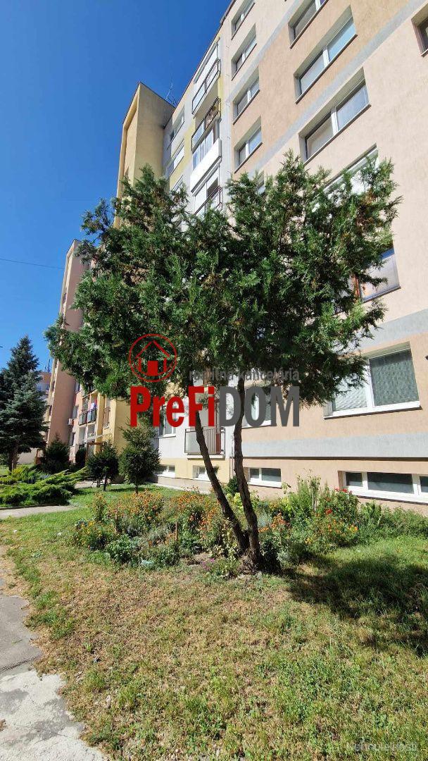 PREDAJ 1 izbový byt v meste Šurany s BALKÓNOM.