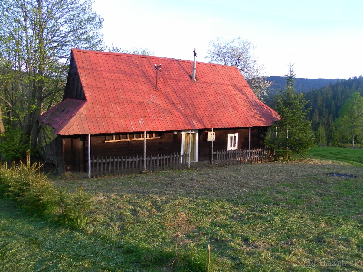 Stavebný pozemok s drevenicou v Oravskej Lesnej