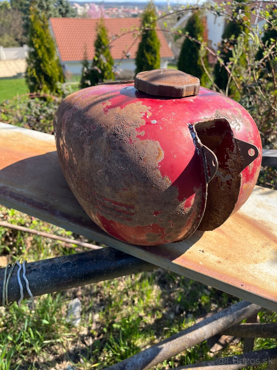 Predam nadrž na Jawa s otvorom na ampermeter