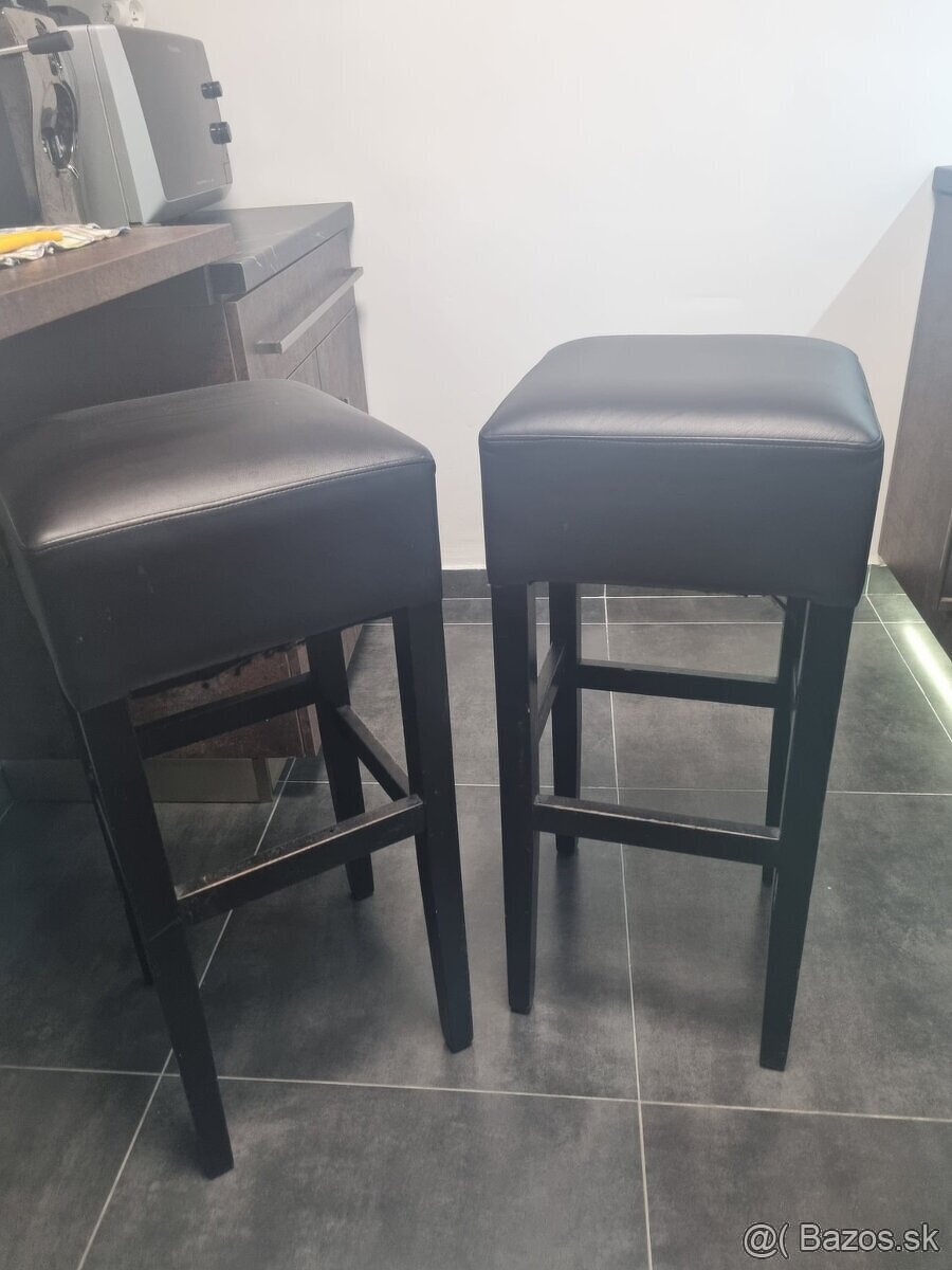 Barové stoličky z masívu.