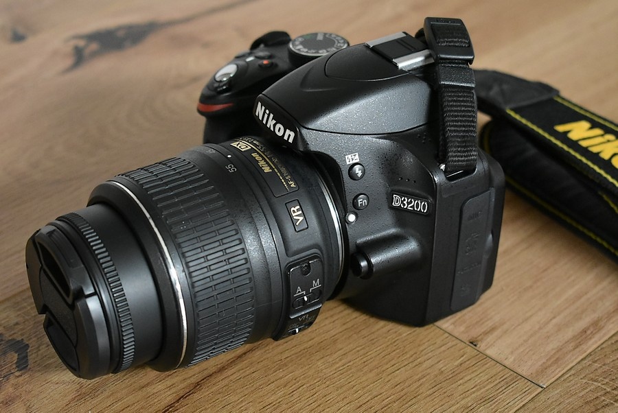Nikon d3200 s VR AF 18-55 + brasna - nafotene 18 tisic.sn.