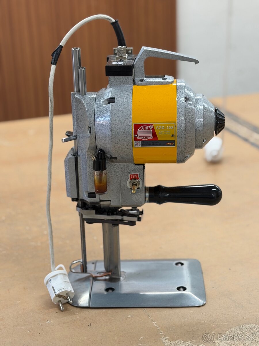 Stolová krajčírska píla